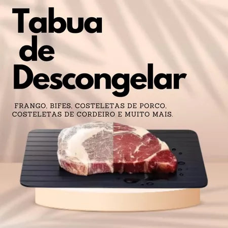 Tabua de descongelar com bife cru sobre superfície preta em fundo bege