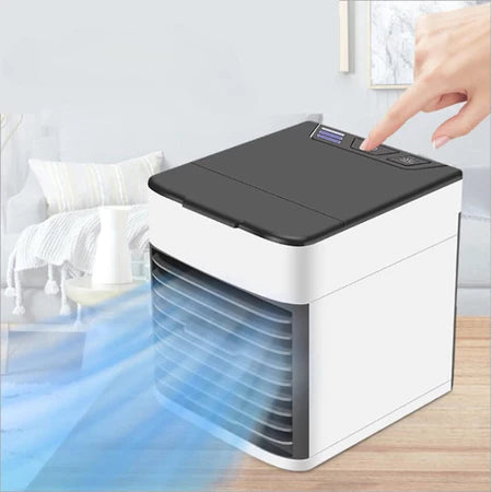 Ar-condicionado portátil compacto branco com painel digital e controle por toque em sala moderna