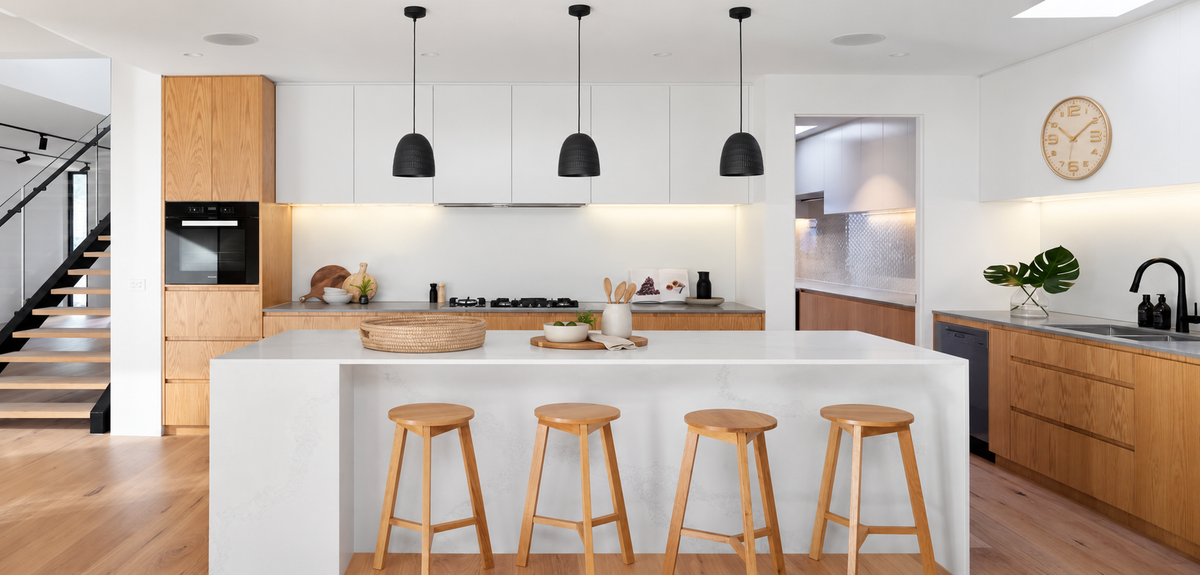Sala sofisticada com sofá neutro e planta decorativa