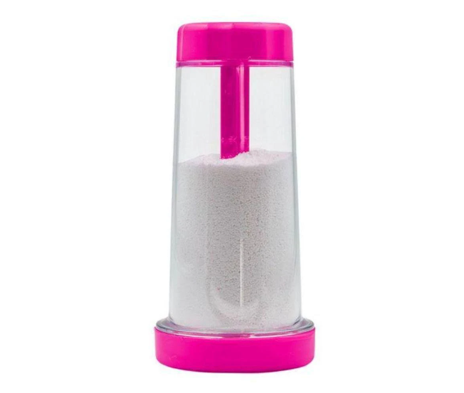 Açucareiro plástico transparente com tampa e base rosa contendo açúcar branco