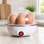 Cozedor elétrico de ovos branco em cozinha clara