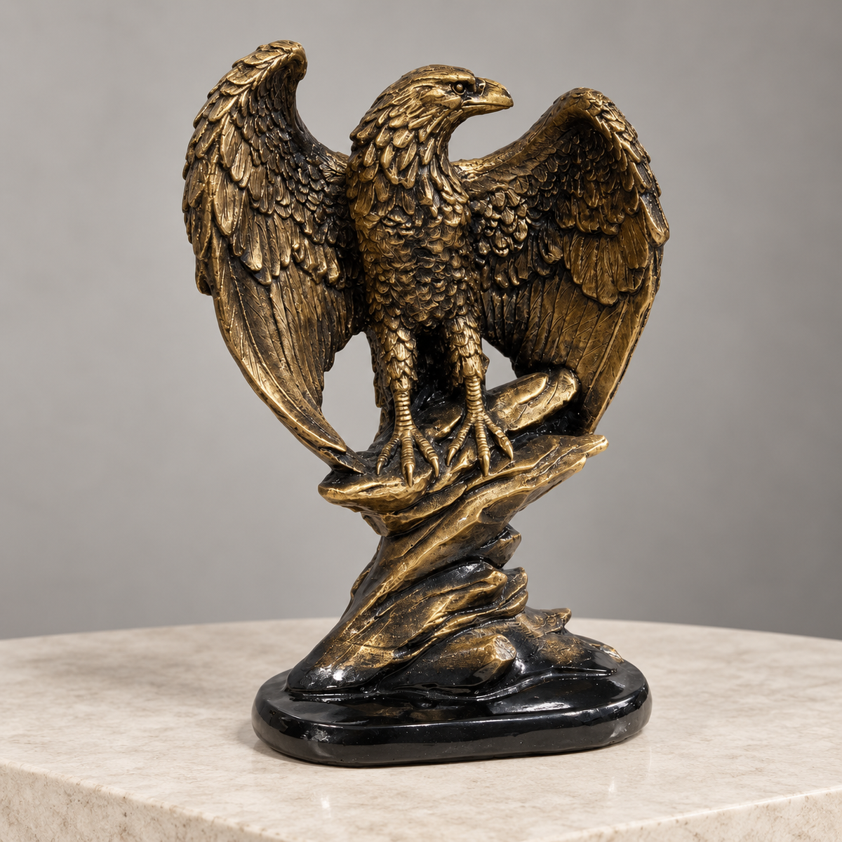 Escultura águia dourada em estante