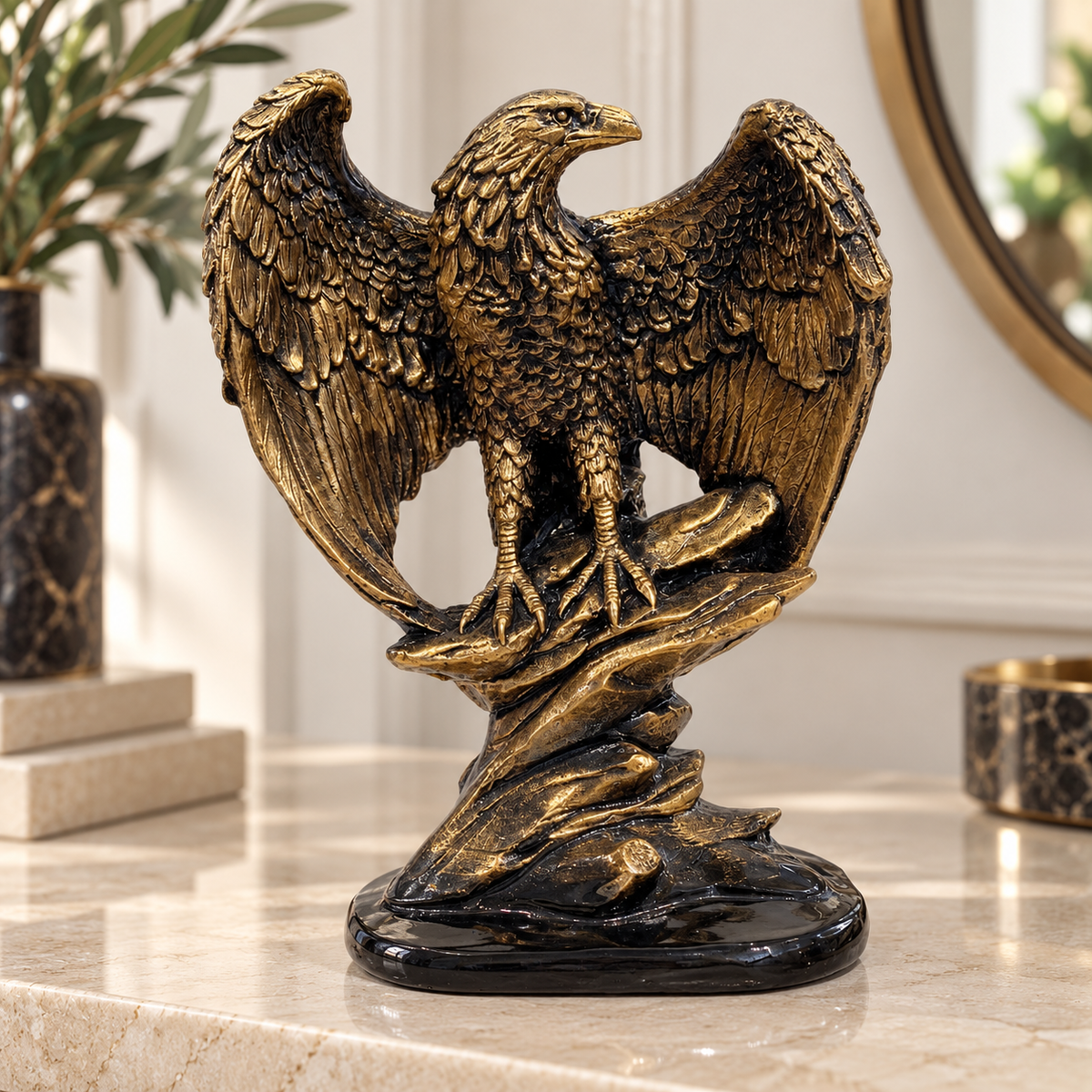 Escultura águia de asas abertas em escritório