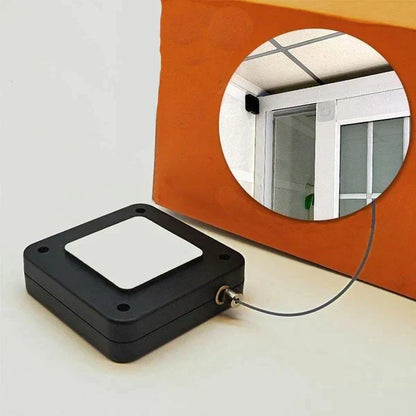Fechador de portas automático preto com cabo de aço, instalado em porta branca de vidro