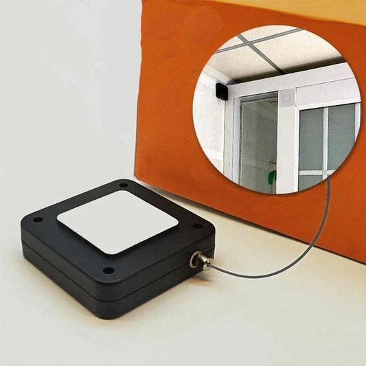 Fechador de portas automático preto com cabo de aço, instalado em porta branca de vidro