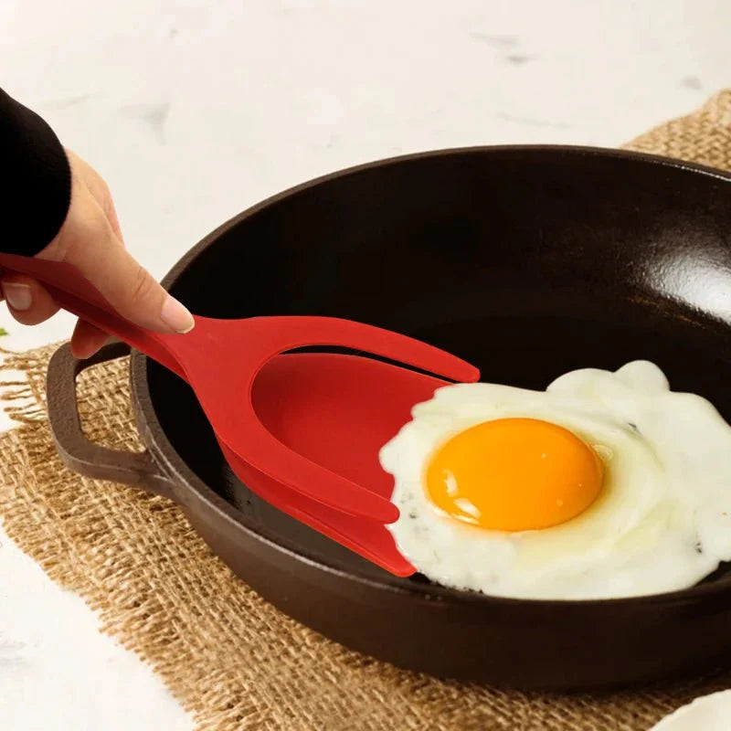 Espátula de silicone vermelha 2 em 1 virando ovo frito em frigideira de ferro
