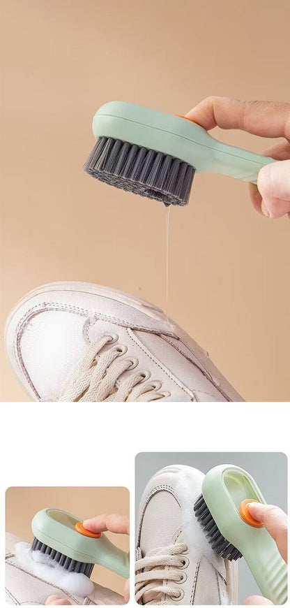 Escova de limpeza verde com água e espuma removendo sujeira de tênis branco