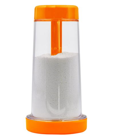 Pote transparente com tampa laranja contendo pó branco, dispenser para alimentos