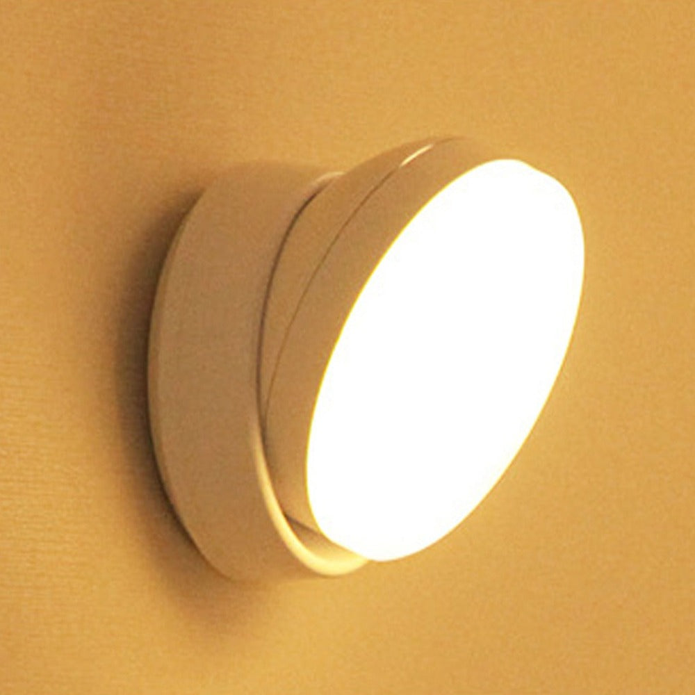 Lâmpada de indução LED de parede com sensor PIR acesa, luz branca quente