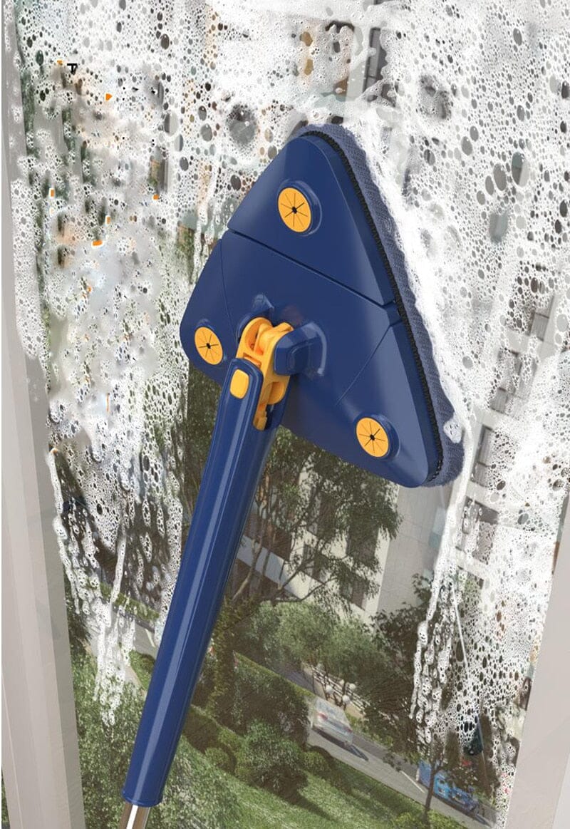 Limpador triangular azul para janelas com espuma e cabo longo em uso