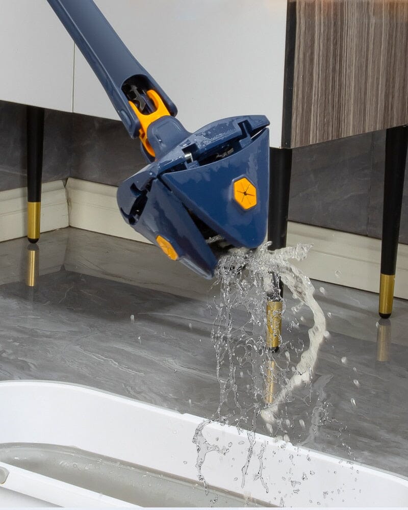 Mop triangular azul com detalhes amarelos esguichando água em chão cinza, limpeza doméstica