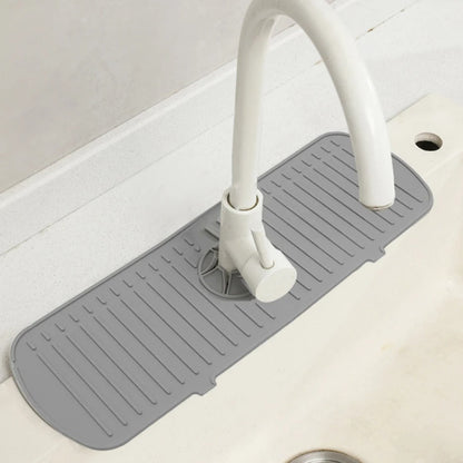 Bancada de pia branca com torneira curva branca e protetor de silicone cinza