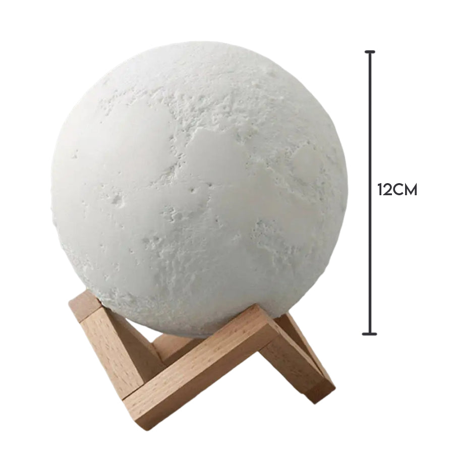 Luminária 3D em forma de lua branca com relevo, suporte de madeira e altura de 12 cm