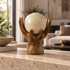 Estatueta de mãos com esfera em ambiente contemporâneo