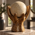 Estatueta decorativa com esfera em perspectiva lateral