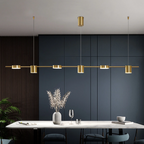 Sala de jantar moderna com luminária dourada, mesa branca, vaso decorativo e cadeiras azuis