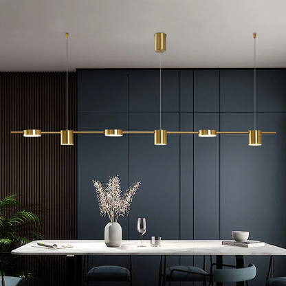 Sala de jantar moderna com luminária dourada, mesa branca, vaso decorativo e cadeiras azuis