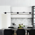Sala de jantar moderna com mesa de madeira escura, cadeiras pretas e iluminação pendente preta