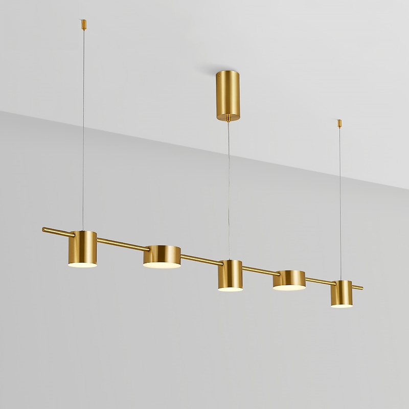 Luminária pendente dourada com cinco luzes modernas em ambiente com parede branca