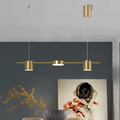 Luminária pendente dourada moderna em ambiente interno com decoração minimalista e quadro de criança triste