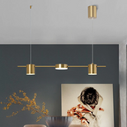 Luminária pendente dourada moderna em ambiente interno com decoração minimalista e quadro de criança triste