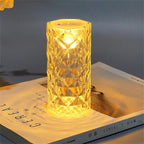 Luminária de cristal octogonal iluminada em amarelo sobre revista Cereal