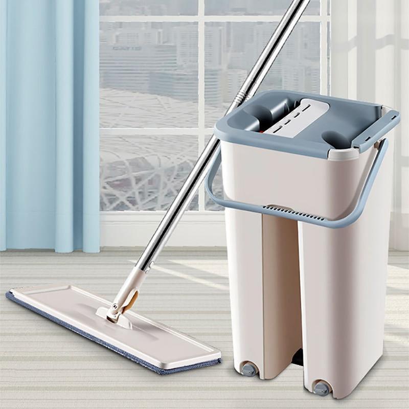 Mop plano com cabo metálico e balde branco com divisórias azuis em ambiente interno