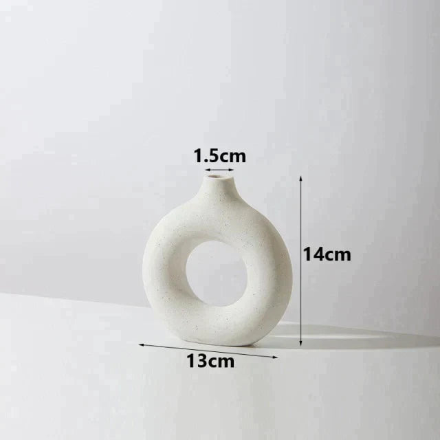 Vaso decorativo branco fosco redondo com furo no meio e medidas de 14 cm altura, 13 cm largura e 1,5 cm diâmetro da abertura