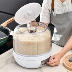 Pote de armazenamento branco e transparente com arroz, tampa aberta, usada por pessoa com avental cinza na cozinha moderna