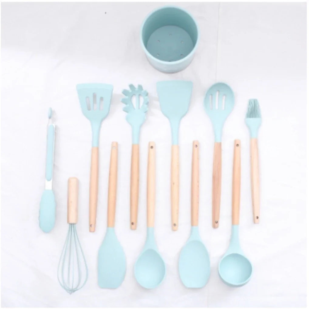 Conjunto de utensílios de cozinha em silicone azul claro com cabos de madeira, sobre fundo branco