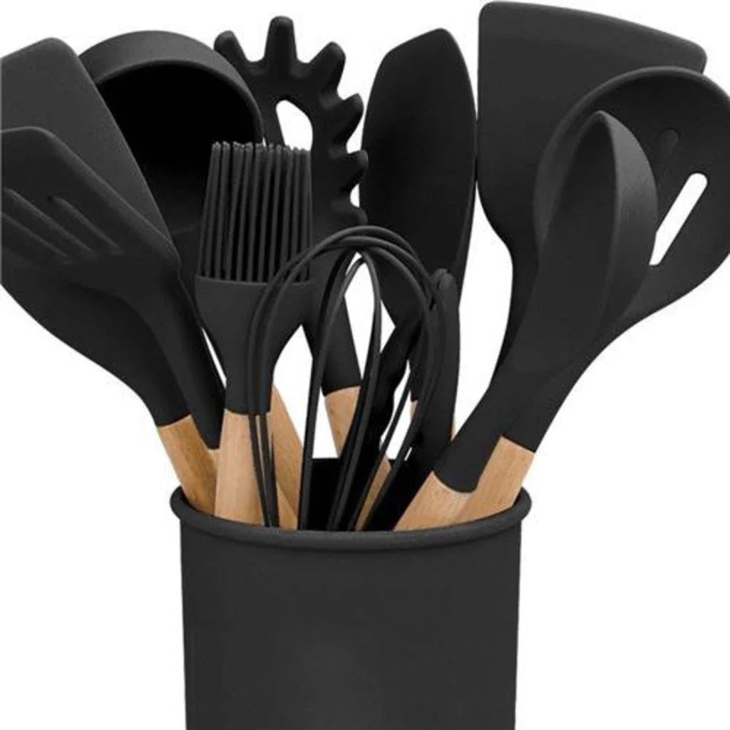 Conjunto de utensílios de cozinha com cabos em madeira e cabeças pretas dentro de suporte preto