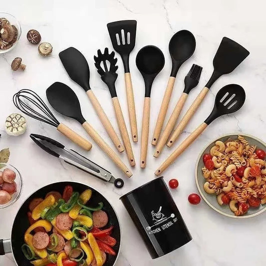 Conjunto de 10 utensílios de cozinha com cabos de madeira e silicone preto, junto com pratos de legumes, macarrão e temperos