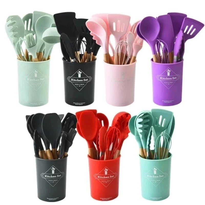 Conjuntos de utensílios de cozinha coloridos em suportes, incluindo espátulas, colheres e batedores de silicone