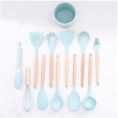Conjunto de utensílios de cozinha azul claro com cabos de madeira, incluindo colher, espátula e batedor