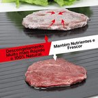 Carne congelada e descongelada em superfície preta com texto sobre descongelamento rápido e natural e preservação de nutrientes