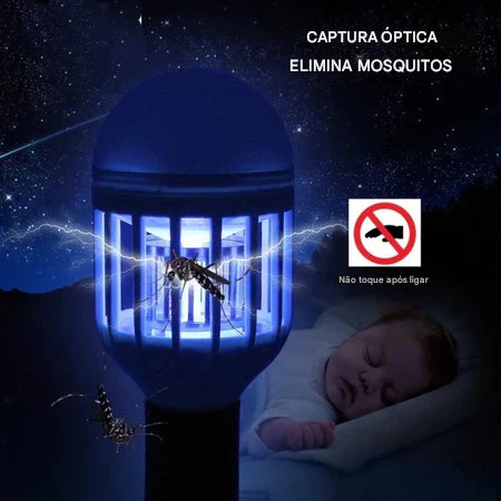 Armadilha elétrica azul contra mosquitos à noite com bebê dormindo ao fundo, capturador óptico de mosquitos