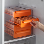 Porta-ovos empilhável laranja transparente aberto na geladeira com ovos marrons
