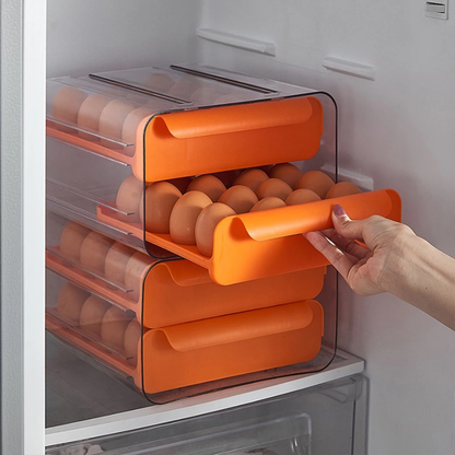 Porta-ovos empilhável laranja transparente aberto na geladeira com ovos marrons