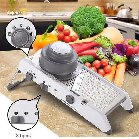 Mandolina cinza para fatiar legumes com 4 ajustes e 3 tipos de lâminas, vegetais frescos ao fundo