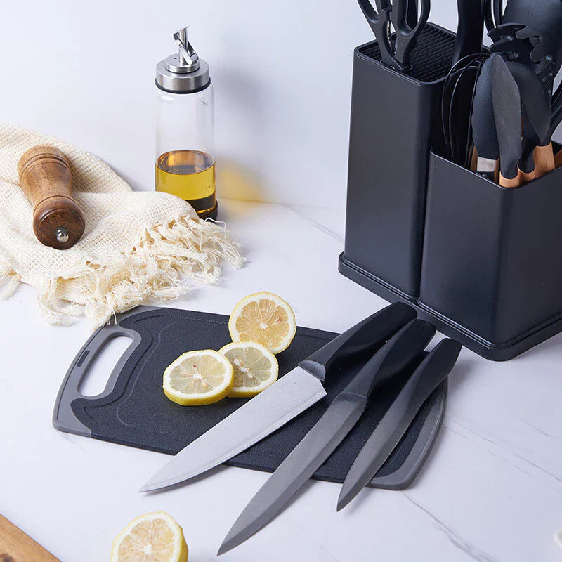 Kit de facas de cozinha com lâminas em aço, tábua preta, limões fatiados, porta-facas e utensílios