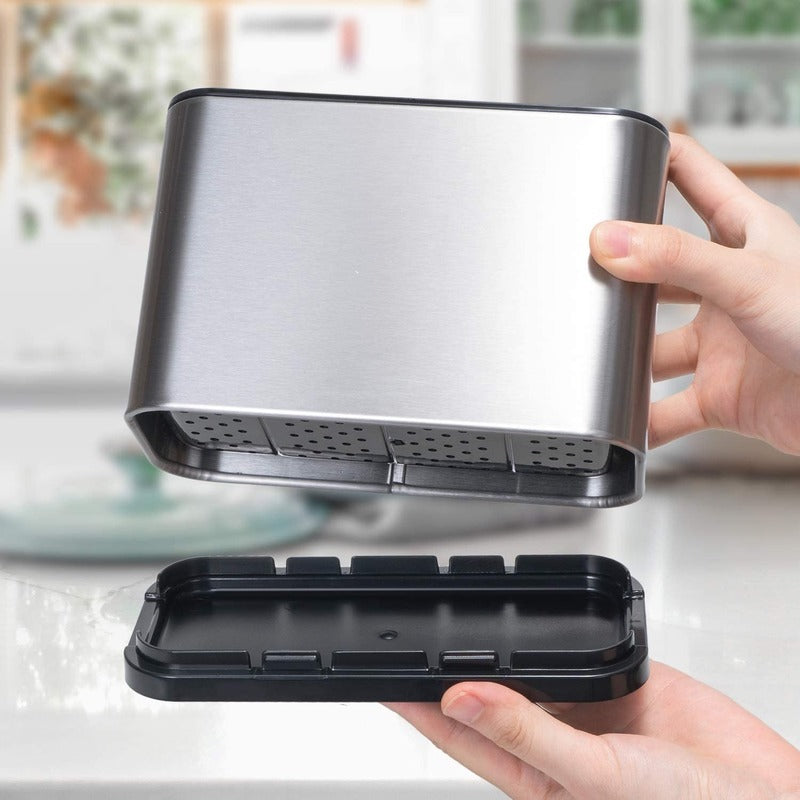 Organizador de talheres para cozinha em aço inox com tampa plástica preta, mãos segurando o produto