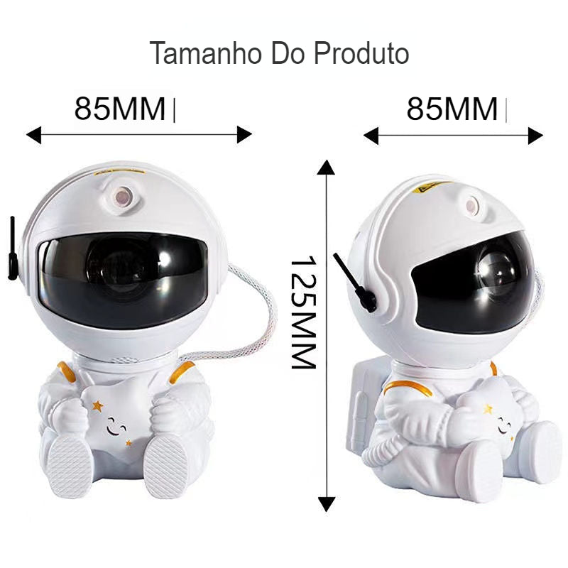 Brinquedo de astronauta branco sentado com capacete preto, detalhado com estrelas amarelas e sorrindo, medidas 85x125 mm