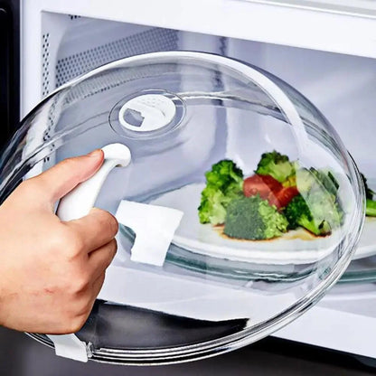 Tampa anti-respingos transparente com saída de vapor para micro-ondas, mão segurando