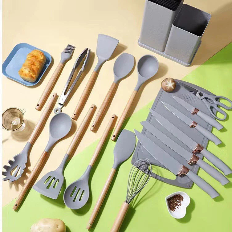 Kit de utensílios de cozinha cinza com cabo de madeira, incluindo colheres, espátulas, facas, tesoura e acessórios organizadores