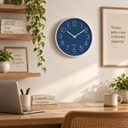 Relógio Verona Azul 25cm em escritório com marca Quartz