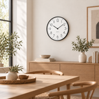 Relógio Verona Preto 25cm em ambiente aberto com marca Quartz