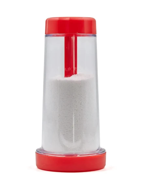 Dispenser de pó branco com tampa vermelha, usado para temperos ou condimentos na cozinha